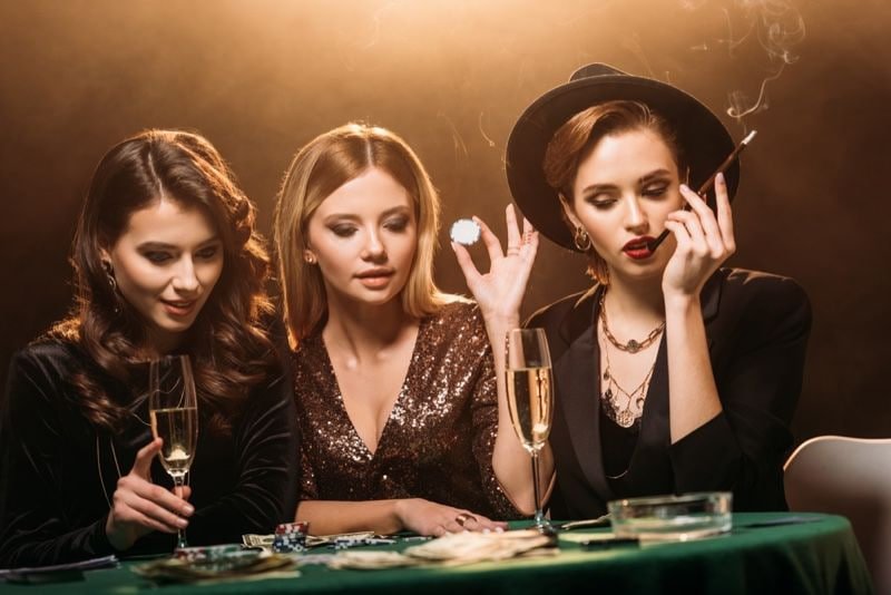 Người dùng Việt Nam xem bóng đá trực tuyến trên điện thoại tại TP. Hồ Chí Minh